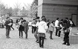 １１月１１日に開かれた「介護の日」制定記念県民のつどいは長野県松本文化会館に２０００人が参加。終了時に１２月７日の宣伝チラシを１３００枚配りました。