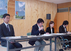 概要報告をする岩須事務局長と唐澤次長（左端）