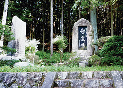 泰阜村の平和宮境内に立てられた満州移民犠牲者の慰霊碑（正面）と犠牲者名が刻まれた碑（左）〈撮影：健和会病院　木下紀幸さん〉