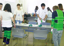 「ながのＮＥＦ in ＳＵＭＭＥＲ」では、長野中央病院リハスタッフを講師に高齢者体験の実習も