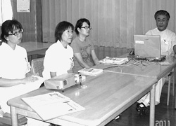 支援職員に坪井院長が自ら制作したパワーポイントで学習会（左端が村越さん）