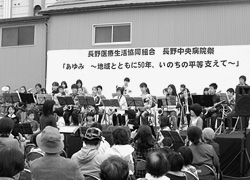 地元の三輪小学校吹奏楽団の演奏で開会