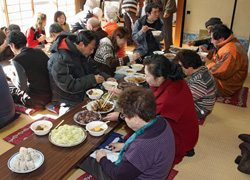 おでん・とん汁・焼き鳥などがズラリと並んだ昼食会