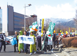 長野駅前をゆく長い列