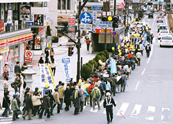 長野駅前をゆく長い列