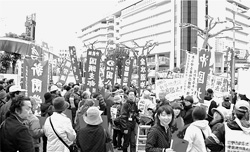 沖縄県庁前で（この日、野田総理が初めて沖縄を訪問）