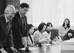 要望書を手渡す「福祉医療給付制度改善をすすめる会」坂本会長（左）