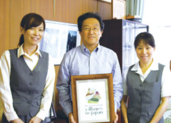 「日本で最も美しい村」連合認定証を手に。村長を囲んで新家編集委員と小林編集委員（右）
