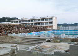 津波にのまれた学校と瓦礫の山