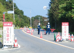 楢葉町検問 この先は許可なく入れず、警察官が常時警戒している