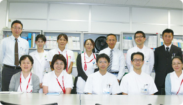 佐野医師（前列中央）とわたり病院スタッフのみなさん。後列左から2番目が大澤秋恵さん
