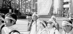 東京でのデモ行進には職員も白衣で参加