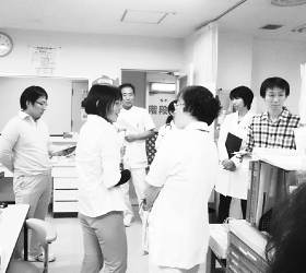 松本市立病院をＩＣＴメンバーでラウンドさせてもらっているところ。広い詰所できれいにゾーニングがされていました。