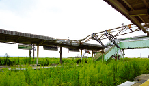 津波で駅舎が流されたJR富岡駅。ホームの向こうには住宅地が広がっていたが、今は水平線が見える