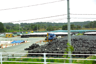 「仮置き場」に山積みになっている除染作業で出る放射性廃棄物