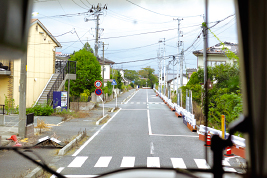 住宅地の真ん中を分断する「居住制限区域（左）」と「帰還困難区域（右）」道路を挟んで隣同士で賠償金も違う