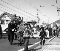 小学生のコールが先導