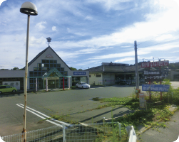 福島県飯館村。廃墟となったショッピングセンター（筆者撮影）