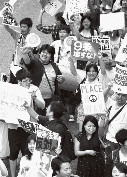 6月14日、渋谷での「若者憲法集会＆デモ」に県連職員も参加（写真・全日本民医連）